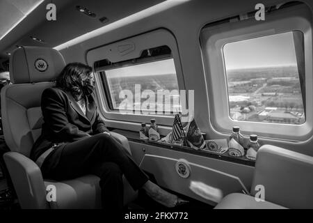 Il Vice Presidente Kamala Harris guarda le finestre di Marine Two mentre sorvola Washington, D.C. martedì 6 aprile 2021, in viaggio verso la residenza del Vice Presidente a Washington, D.C. (Foto ufficiale della Casa Bianca di Lawrence Jackson) Foto Stock