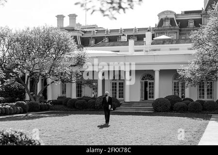 Il presidente Joe Biden cammina attraverso il Giardino delle Rose della Casa Bianca martedì 13 aprile 2021 fino al Residence. (Foto ufficiale della Casa Bianca di Adam Schultz) Foto Stock