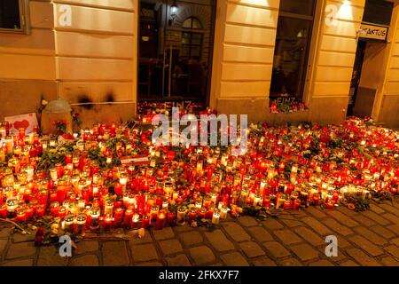 Attentato terroristico nella città interna di Vienna su 02 11 2020 luci e fiori alla scena del crimine, Vienna, Austria Foto Stock