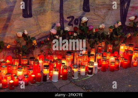 Attentato terroristico nella città interna di Vienna su 02 11 2020 luci e fiori alla scena del crimine, Vienna, Austria Foto Stock