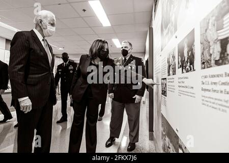 Il Presidente Joe Biden e il Vice Presidente Kamala Harris, insieme al Segretario della Difesa Lloyd Austin e al Presidente dei Capi congiunti del personale Gen. Mark Milley, hanno fatto un tour degli afroamericani nel corridoio di servizio mercoledì 10 febbraio. 2021, al Pentagono di Arlington, Virginia. (Foto ufficiale della Casa Bianca di Adam Schultz) Foto Stock