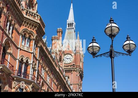 Torre dell'Orologio, Stazione ferroviaria Internazionale di St.Pancras, Euston Road, King's Cross, London Borough of Camden, Greater London, England, Regno Unito Foto Stock