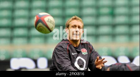 Inghilterra Rugby Team allenarsi a Twickenham per la loro partita con l'Australia. Jonny Wilkinson. 6/11/09. IMMAGINE DAVID ASHDOWN Foto Stock