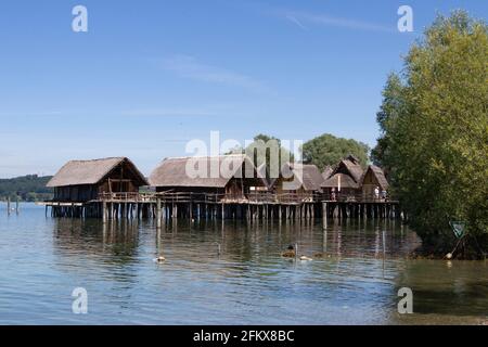 Abitazioni ricostruite di pile, Unteruhldingen sul lago di Costanza, Germania Foto Stock