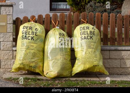 The Yellow Sack, Collezione di plastica Foto Stock