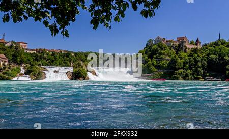 Castello Laufen, Cascate del Reno a Neuhausen am Rheinfall vicino a Schaffhausen, Svizzera Foto Stock