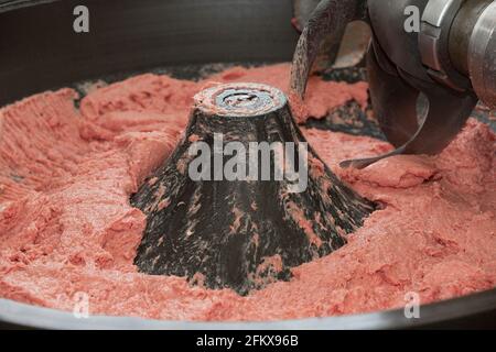 Salsicce, salsiccia massa nel tagliatore Foto Stock