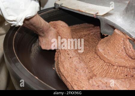 Salsicce, salsiccia massa nel tagliatore Foto Stock