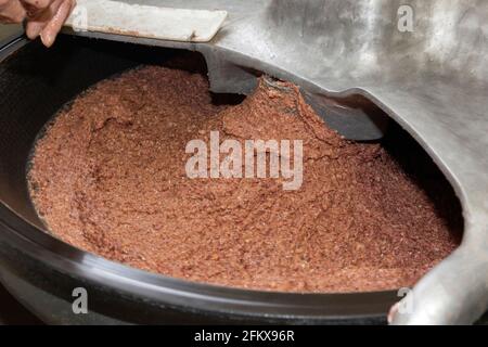 Salsicce, salsiccia massa nel tagliatore Foto Stock