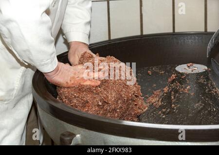 Salsicce, salsiccia massa nel tagliatore Foto Stock