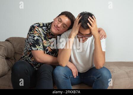 coppia gay con problemi finanziari e di relazione quotidiani Foto Stock