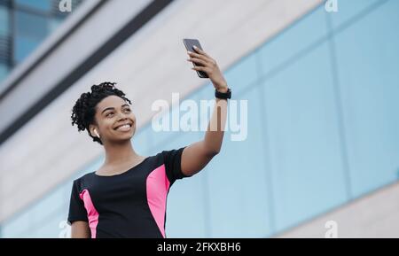 Blogger in forma e stile di vita attivo, cura del corpo e umore positivo Foto Stock