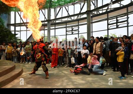 Fuyang, Cina. 04 maggio 2021. Durante la festa del giorno di Maggio, gli artisti folk eseguono 'fuoco da sputare' per i turisti nel parco ecologico di Fuyang. Credit: SOPA Images Limited/Alamy Live News Foto Stock