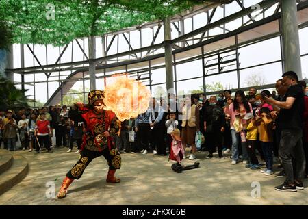 Fuyang, Cina. 04 maggio 2021. Durante la festa del giorno di Maggio, gli artisti folk eseguono 'fuoco da sputare' per i turisti nel parco ecologico di Fuyang. Credit: SOPA Images Limited/Alamy Live News Foto Stock