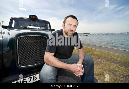 EX CALCIATORE JIMMY VETRO CON UNA DELLE SUE CABINE A POOLE. 29/4/09 FOTO DAVID ASHDOWN Foto Stock