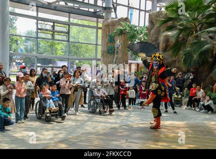 Fuyang, Cina. 04 maggio 2021. Durante la festa del giorno di maggio, gli artisti folk eseguono l'opera di Sichuan che cambia faccia per i turisti nel parco ecologico di Fuyang. Credit: SOPA Images Limited/Alamy Live News Foto Stock