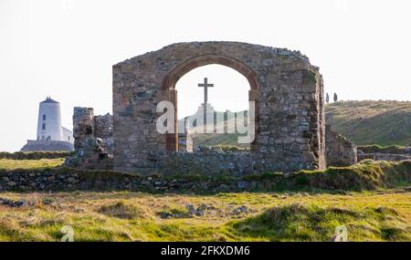 Ynys Llanddwyn,Llanddwyn, Llanddwyn Island,Anglessey,Anglesey,Ynys Mon,isola di Anglesey,isola,costa,litorale,percorso costiero,Isola di Anglesey Coastal Path,North,Wales,Welsh,GB,Great Britain,British,UK,United Kingdom,Europe.Ynys Llanddwy è una piccola isola occidentale di Môn (Galles). L'insediamento più vicino è il villaggio di Newborough. L'isola è di interesse geologico con lava a cuscino, formazioni di jasper e depositi di sabbia eoliana. L'isola fa parte della Riserva Naturale Nazionale di Newborough Warren.Tŵr il faro Mawr segna l'ovest Foto Stock