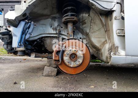 Gateshead UK: 6 marzo 2021: Una macchina rotta con ruote rimosse su mattoni Foto Stock