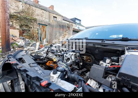 Gateshead UK: 6 marzo 2021: Una vettura rotta con cofano rimosso in attesa di riparazione Foto Stock