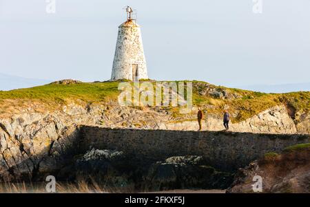 Ynys Llanddwyn,Llanddwyn, Llanddwyn Island,Anglessey,Anglesey,Ynys Mon,isola di Anglesey,isola,costa,litorale,percorso costiero,Isola di Anglesey Coastal Path,North,Wales,Welsh,GB,Great Britain,British,UK,United Kingdom,Europe.Ynys Llanddwy è una piccola isola occidentale di Môn (Galles). L'insediamento più vicino è il villaggio di Newborough. L'isola è di interesse geologico con lava a cuscino, formazioni di jasper e depositi di sabbia eoliana. L'isola fa parte della Riserva Naturale Nazionale di Newborough Warren.Tŵr il faro Mawr segna l'ovest Foto Stock