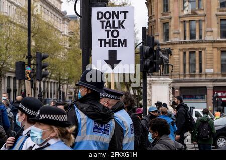 LONDRA, Regno Unito – 01 maggio 2021: Un uomo ha un cartello con la scritta non parlare con loro sopra i capi degli ufficiali di polizia durante una dimostrazione di Kill the Bill Foto Stock