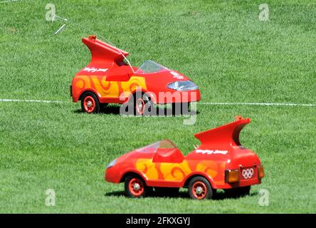 GIOCHI OLIMPICI PECHINO 2008. 7° GIORNO 15/8/08. LE PICCOLE AUTO REMOTE CHE PORTANO INDIETRO I MARTELLI. IMMAGINE DAVID ASHDOWN Foto Stock