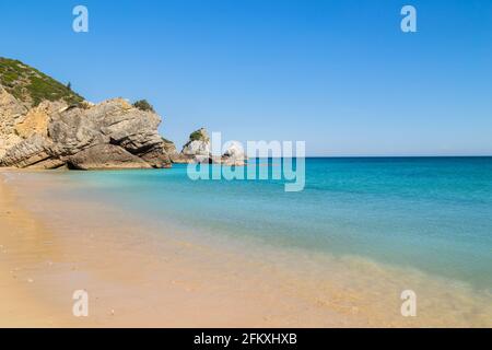 Spiaggia paradiso Ribeiro do Cavalo nel Parco Naturale di Arrabida a Sesimbra, Portogallo Foto Stock