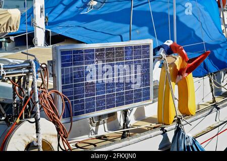 Pannello solare su binari laterali dello yacht. Foto Stock