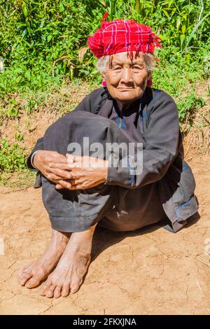 KALAW, MYANMAR - 25 NOVEMBRE 2016: Vecchia signora del villaggio nella zona tra Kalaw e Inle, Myanmar Foto Stock