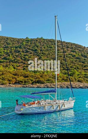 Yacht da crociera di medie dimensioni all'ancora nel Mediterraneo. Foto Stock