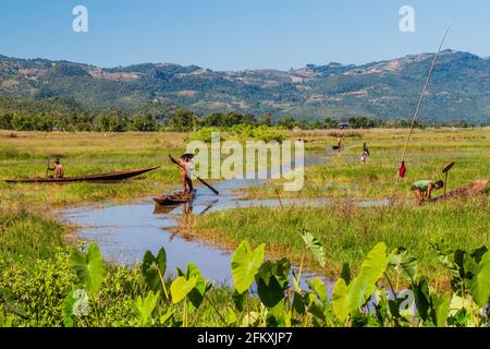 INLE, MYANMAR - 26 NOVEMBRE 2016: La gente del posto sulle barche al lago di Inle, Myanmar Foto Stock