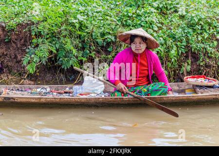 INLE, MYANMAR - 28 NOVEMBRE 2016: Venditore di souvenir in una barca al lago Inle, Myanmar Foto Stock