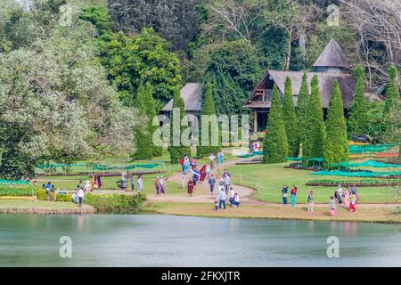 PYIN OO LWIN, MYANMAR - 29 NOVEMBRE 2016: La gente visita i giardini botanici nazionali di Kandawgyi in Pyin Oo Lwin, Myanmar Foto Stock
