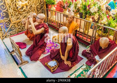 MANDALAY, MYANMAR - 4 DICEMBRE 2016: Monaci buddisti nel tempio del Buddha di Mahamuni a Mandalay, Myanmar Foto Stock