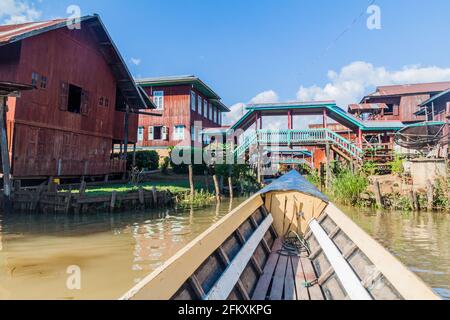 INLE, MYANMAR - 28 NOVEMBRE 2016: Pescatore locale al lago di Inle, Myanmar Foto Stock