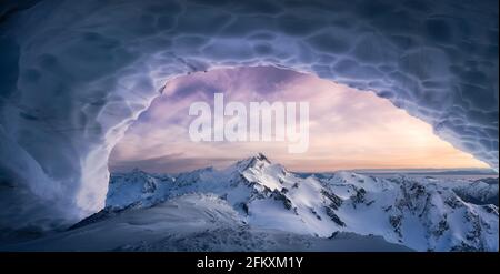 Paesaggio montano d'inverno composito visto dall'interno della Grotta di ghiaccio Foto Stock