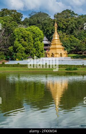 Pagoda e lago nel National Kandawgyi Giardini Botanici in Pyin Oo Lwin, Myanmar Foto Stock