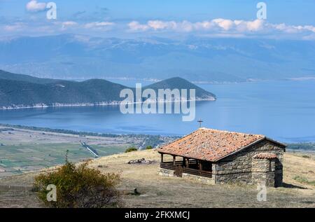 Guardando verso il basso sul lago Prespa dalla chiesetta del Theotokou sopra il villaggio di Agios Germanos in Macedonia, Grecia settentrionale. Foto Stock