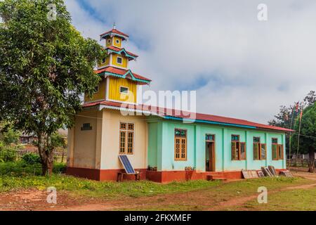 Tempio colorato in un villaggio vicino Hsipaw, Myanmar Foto Stock