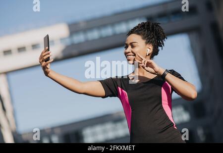 Blog sportivo moderno, modello di fitness e allenamento con gadget Foto Stock