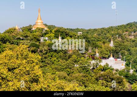 Stupas sulle colline a Sagaing, Myanmar Foto Stock