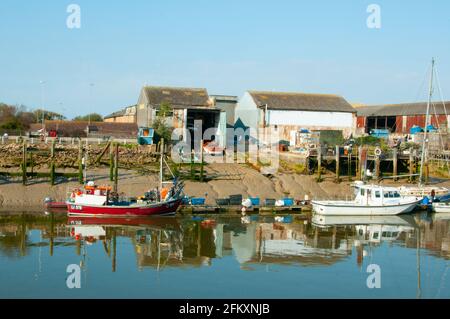 Cantieri e barche sul fiume Arun Littlehampton Foto Stock