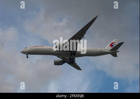 01.05.2021, Singapore, Repubblica di Singapore, Asia - UN aereo China Eastern Airlines Airbus A350-900 passeggeri si avvicina all'aeroporto di Changi per l'atterraggio. Foto Stock