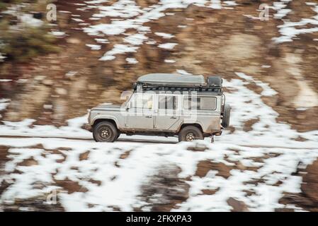 Velocità sfocata Land Rover neve montagna veloce 4x4 Foto Stock