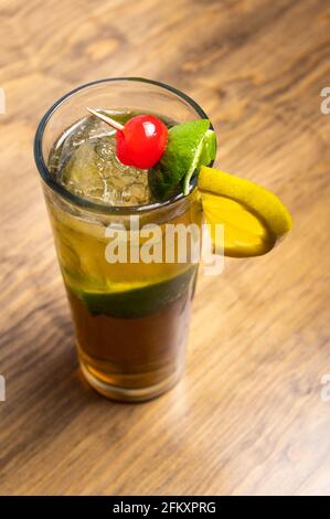 Cocktail tropicali su sfondo di legno. Cocktail alcolici Frutal. Foto Stock