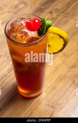 Cocktail tropicali su sfondo di legno. Cocktail alcolici Frutal. Foto Stock