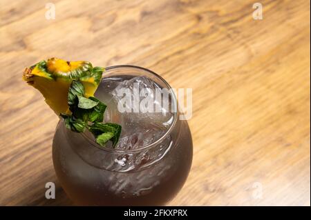 Cocktail tropicali su sfondo di legno. Cocktail alcolici Frutal. Foto Stock