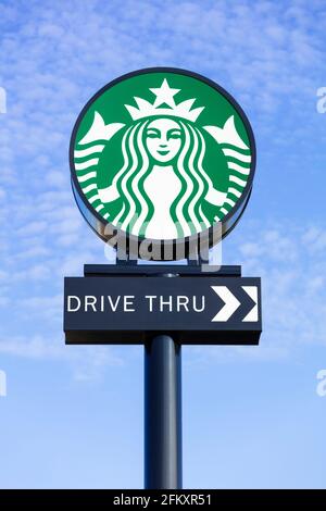 Cartello con scritto Starbucks Drive-Thru, logo starbucks, cartello starbucks Foto Stock