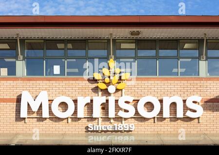 Il logo del negozio Morrisons Supermarket e il Victoria Store Park Netherfield Nottingham East Midlands Inghilterra GB Regno Unito Europa Foto Stock