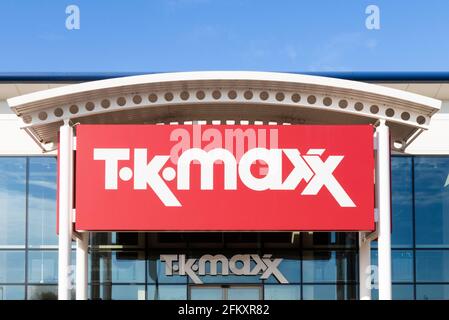 Logo del negozio TK Maxx e parcheggio Victoria Store front Netherfield Nottingham East Midlands Inghilterra GB Regno Unito Europa Foto Stock